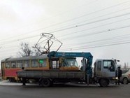 На юге Волгограда грузовик повредил кабину трамвая