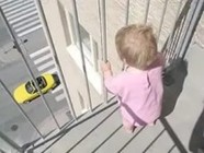 В Дзержинском районе Волгограда 1,5-годовалый малыш заперся на балконе