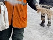 На дороги Волгограда рассыпано свыше 1300 тонн песко-соляной смеси