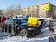 В центре Волгограда иномарка снесла ограждения