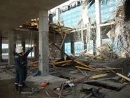 В Волгограде под завалами заводского здания погиб человек 