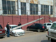 На севере Волгограда фонарный столб рухнул на легковой автомобиль