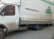 В Волгограде грузовик угодил в яму