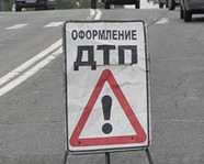 В центре Волгограда ВАЗ врезался в магазин после столкновения с «Ауди»