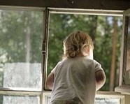 В Советском районе соседи спасли 3-летнюю девочку от падения из окна