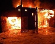 В Урюпинске сгорел гараж с машиной внутри