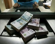 Россияне бросились забирать деньги из банков