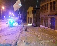 В Дзержинском районе пьяный водитель влетел в дом и снес забор