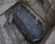 В Египте обнаружили саркофаг с тремя мумиями