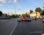 В Волгограде иномарка сбила парня на скутере