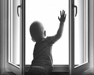 В Волгограде из окна второго этажа выпал двухлетний ребенок