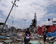 В результате землетрясения и цунами в Индонезии погибли более 380 человек