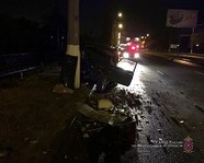 На севере Волгограда водитель-лихач протаранил световую опору