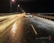 Под Волгоградом юный водитель врезался в ограждение на мосту