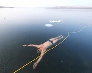 Ушел под лед: фридайвер совершил сумасшедший заплыв подо льдом