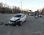 В центре Волгограда автоледи сбила девушку на остановке