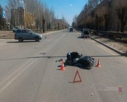 В Волжском мотоциклист-пенсионер врезался в легковушку