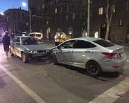 В центре Волгограда иномарка разбила две машины сразу
