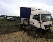 На трассе под Волгоградом внедорожник попал под грузовик