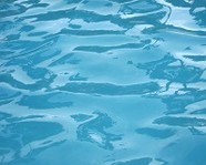 В Волгограде 2-летняя девочка утонула в бассейне 