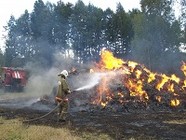 В Волгоградской области четыре часа тушили 150 тонн горящего сена