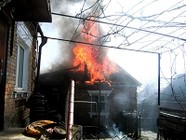 В Волгограде во время пожара в дачном поселке погибли три человека