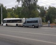 В Волгограде фургон врезался в автобус