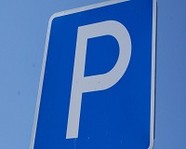 В Госдуме предложили запретить платные парковки у школ и больниц