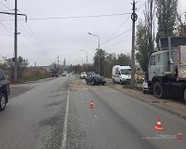 В Волгограде после ДТП легковушку отбросило на грузовик