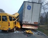 В Волгограде маршрутка врезалась в грузовик