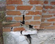 Жители села под Волгоградом боятся, что обрушится здание почты