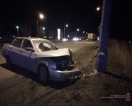 В Волгограде легковушка столкнулась с грузовиком и влетела в столб