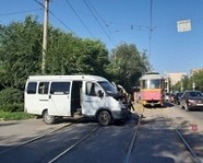 В Волгограде маршрутка врезалась в трамвай