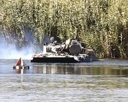 Под Волгоградом военные проходят учения на водных танках