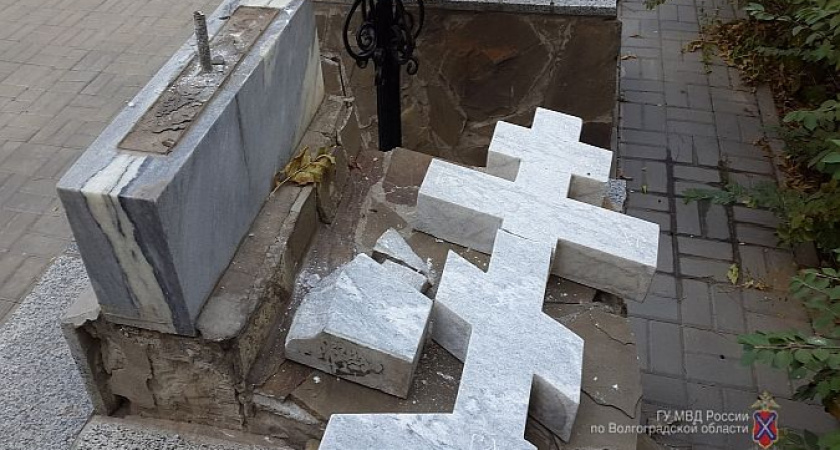 В Волгограде шестеро пьяных вандалов разрушили в часовне памятный крест