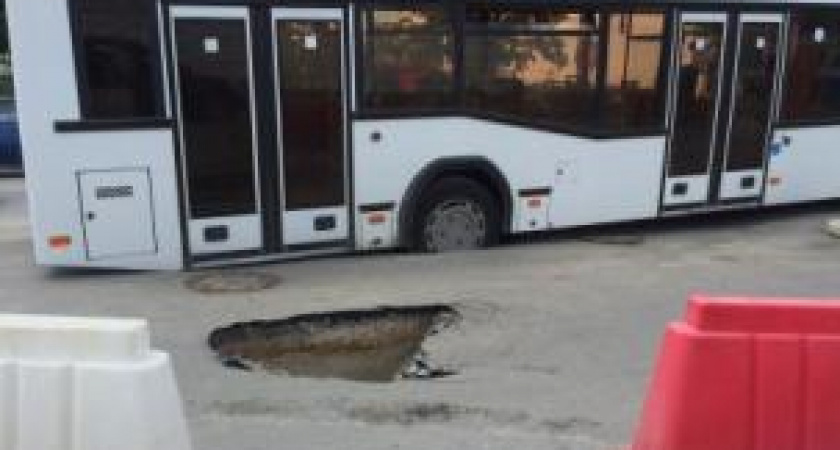 В Волгограде у аэропорта под автобусом провалился асфальт