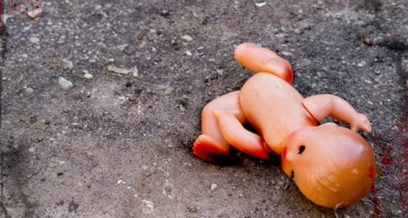 В гибели трехлетней девочки, раздавленной шкафом под Волгоградом, обвиняют ее мать