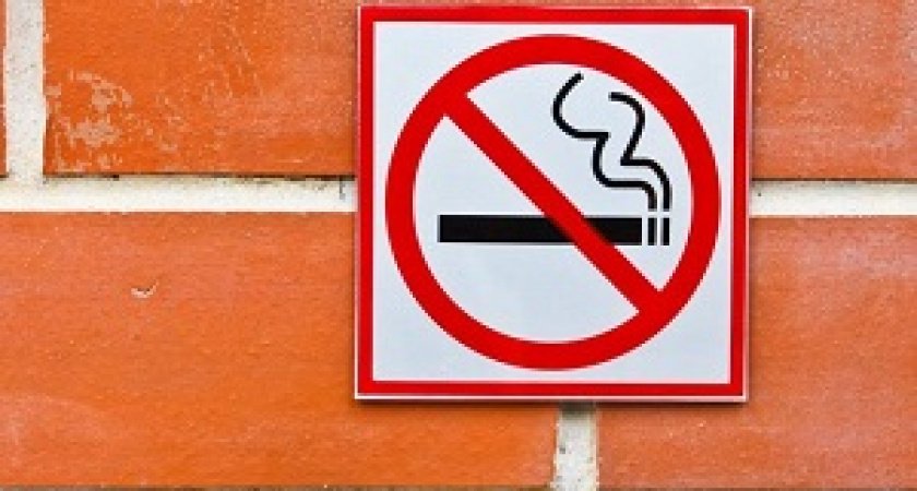 За курение возле подъездов хотят наказывать штрафами